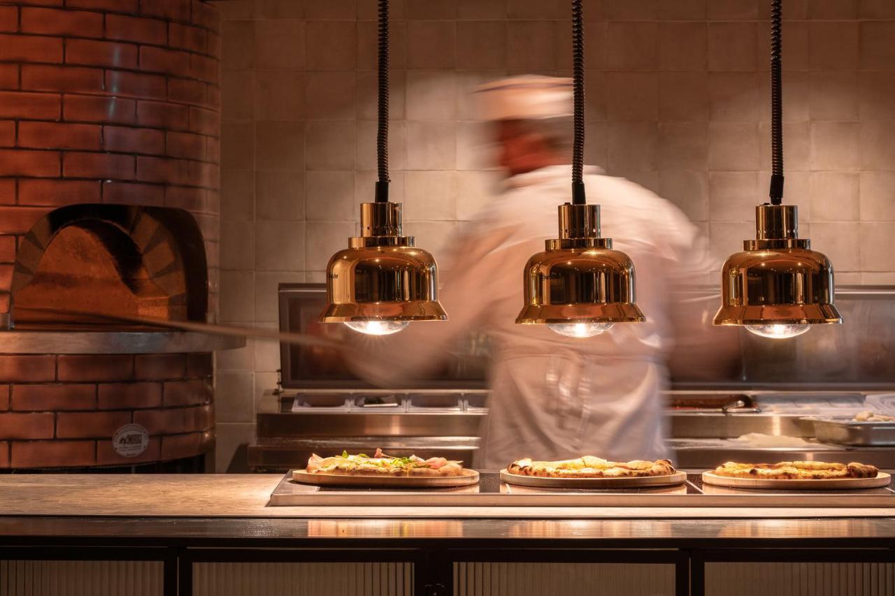 Helea Lifestyle Beach Resort Kallithéa エクステリア 写真 Pizzas being prepared at a restaurant