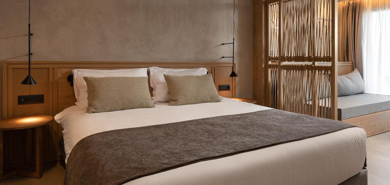 Helea Lifestyle Beach Resort Kallithéa エクステリア 写真 A bed with a throw