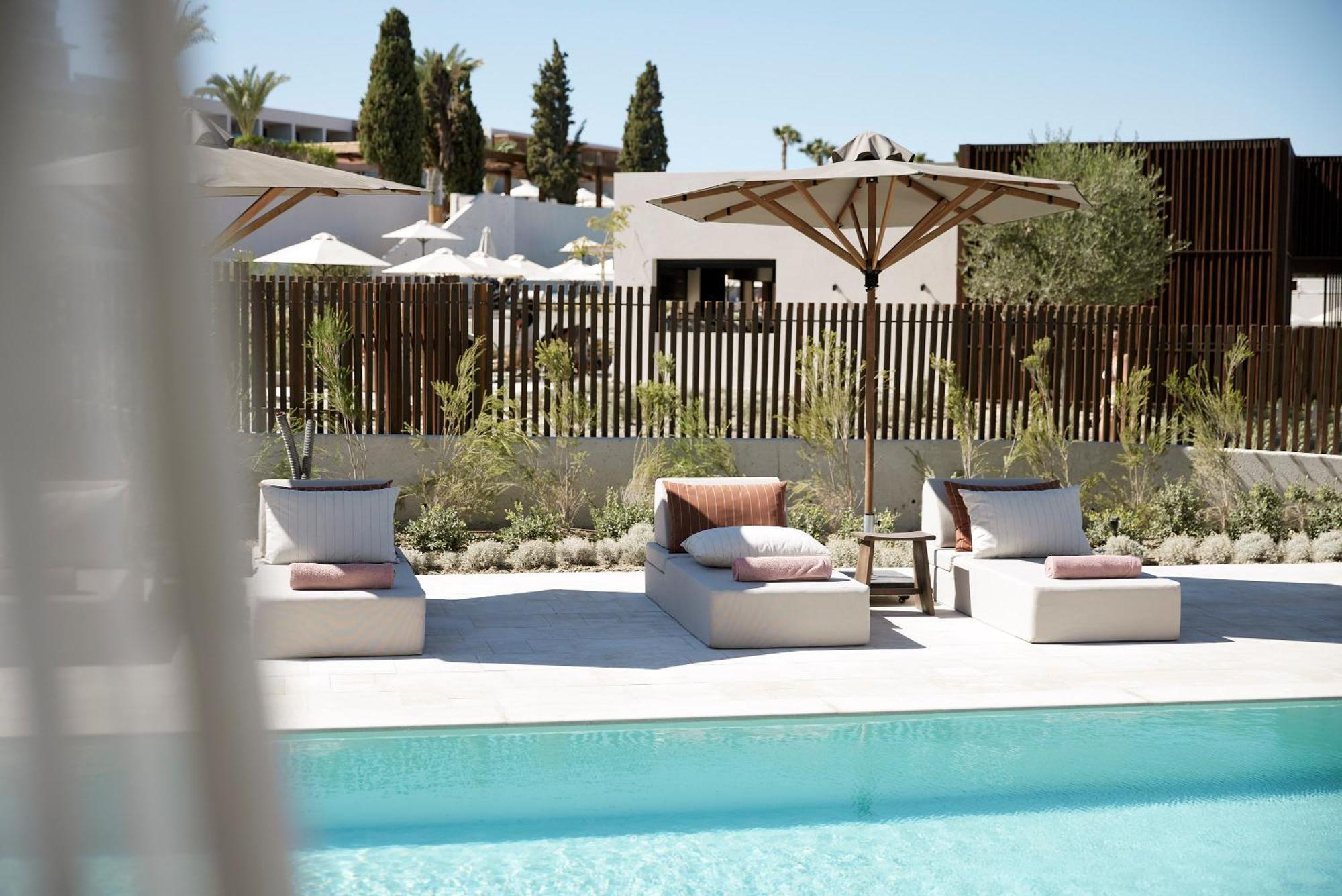 Helea Lifestyle Beach Resort Kallithéa 部屋 写真 The hotel's pool